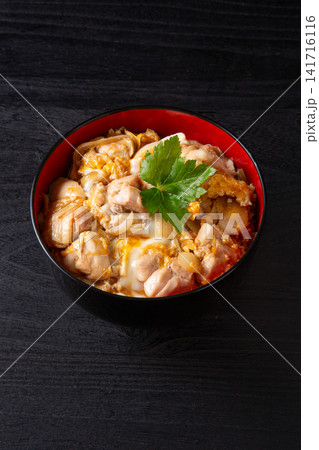 黒背景の親子丼 黒背景の親子丼 141716116