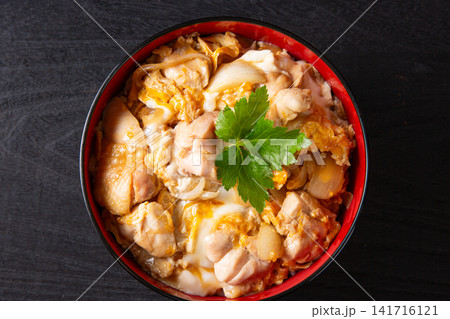 黒背景の親子丼 141716121