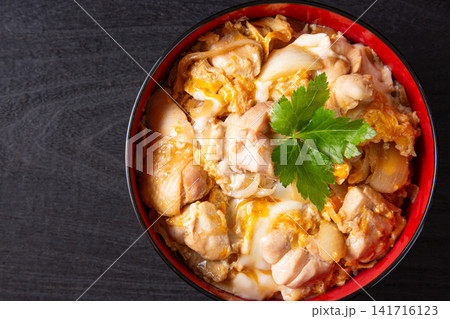 黒背景の親子丼 黒背景の親子丼 141716123