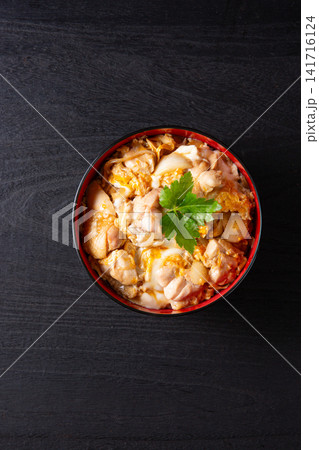 黒背景の親子丼 141716124