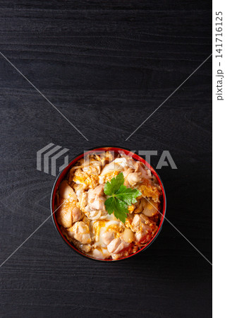 黒背景の親子丼 黒背景の親子丼 141716125