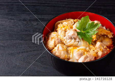黒背景の親子丼 黒背景の親子丼 141716128