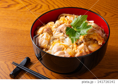 三つ葉ののった親子丼 三つ葉ののった親子丼 141716141