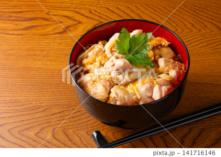 三つ葉ののった親子丼 三つ葉ののった親子丼 141716146