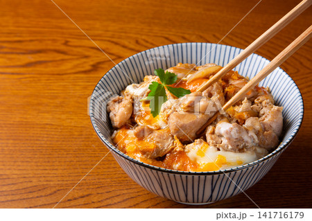 親子丼を食べる 141716179