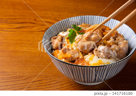 親子丼を食べる 親子丼を食べる 141716180