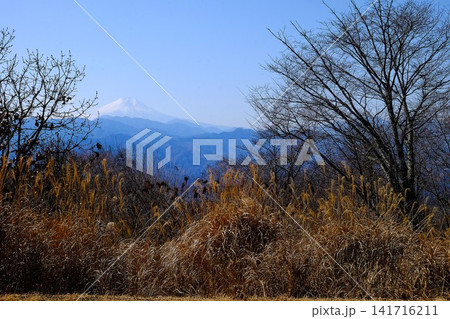 【神奈川県】陣馬高原山頂から見る冬の富士山と山並み 【神奈川県】陣馬高原山頂から見る冬の富士山と山並み 141716211