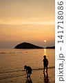 夕焼けの海で遊ぶ子供 141718086