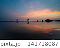 夕焼けの海に浮かぶカップル 141718087