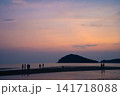 夕焼けに染まる海 141718088