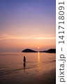 夕焼けに染まる海岸線と子ども 141718091