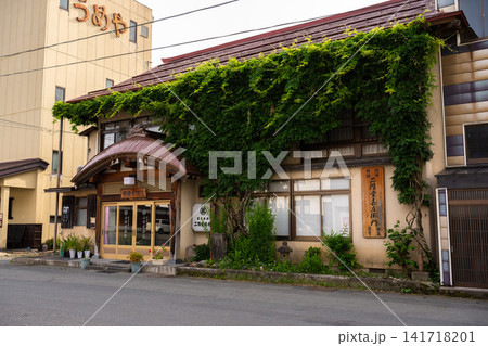 緑の蔦に覆われた小野川温泉の老舗旅館 緑の蔦に覆われた小野川温泉の老舗旅館 141718201
