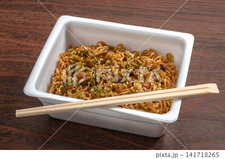 インスタントのカップ焼きそば 141718265