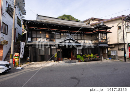 小野川温泉の伝統的な木造旅館 扇屋旅館の外観 小野川温泉の伝統的な木造旅館 扇屋旅館の外観 141718386