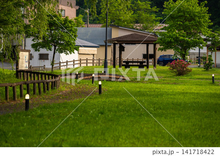 小野川温泉の緑豊かな公園と東屋の風景 小野川温泉の緑豊かな公園と東屋の風景 141718422