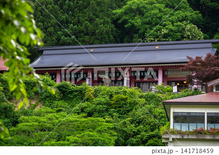 米沢市・小野川温泉の甲子大黒天本山と新緑の風景 米沢市・小野川温泉の甲子大黒天本山と新緑の風景 141718459