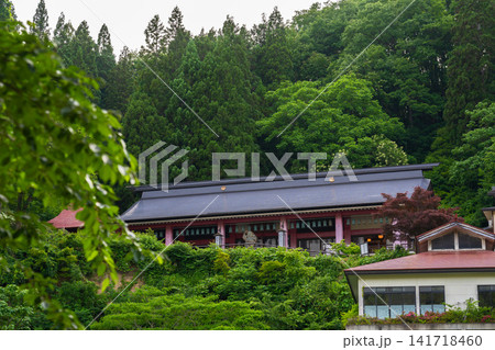 新緑の小野川温泉街と伝統的な建物 141718460