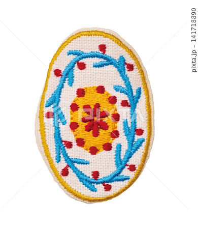 黄色と水色と赤の民芸調の花柄の卵型刺繍ワッペン 白背景 切り抜き 黄色と水色と赤の民芸調の花柄の卵型刺繍ワッペン 白背景 切り抜き 141718890