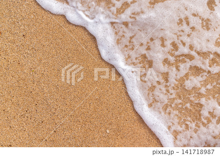 Sunny beach in Hawaii with golden sand, clear water under a bright sky Sunny beach in Hawaii with golden sand, clear water under a bright sky 141718987