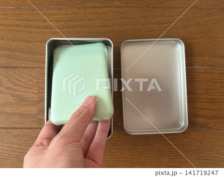膨張したモバイルバッテリーの保管方法 金属缶での発火・火災対策イメージ 膨張したモバイルバッテリーの保管方法 金属缶での発火・火災対策イメージ 141719247