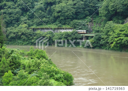 磐越西線「阿賀野川沿いの山間部を走る列車」豊美周辺 磐越西線「阿賀野川沿いの山間部を走る列車」豊美周辺 141719363