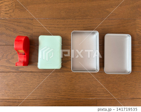 膨張したモバイルバッテリー対策用品 金属缶・テープを使用した安全保管イメージ 膨張したモバイルバッテリー対策用品 金属缶・テープを使用した安全保管イメージ 141719535