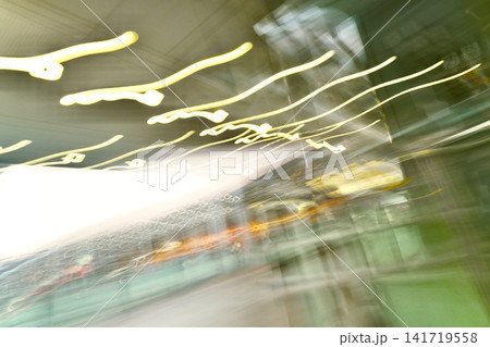 黄色い光跡が流れる駅構内の幻想的なモーションブラー抽象背景 141719558
