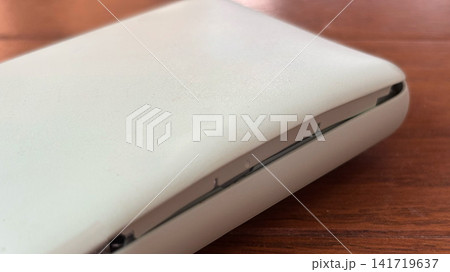 膨張したモバイルバッテリー 側面の膨らみを接写した状態 発火・火災事故イメージ 141719637