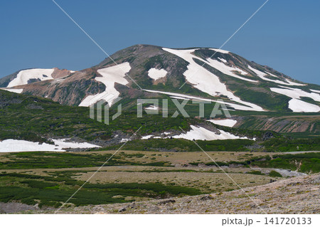 北海道大雪山 赤岳から白雲岳へ続く残雪の縦走路 夏の絶景 北海道大雪山 赤岳から白雲岳へ続く残雪の縦走路 夏の絶景 141720133