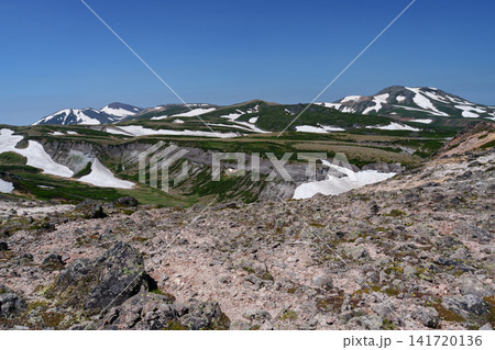北海道大雪山 赤岳から白雲岳へ続く残雪の縦走路 夏の絶景 141720136