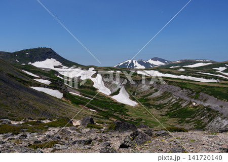 北海道大雪山 赤岳から白雲岳へ続く残雪の縦走路 夏の絶景 北海道大雪山 赤岳から白雲岳へ続く残雪の縦走路 夏の絶景 141720140