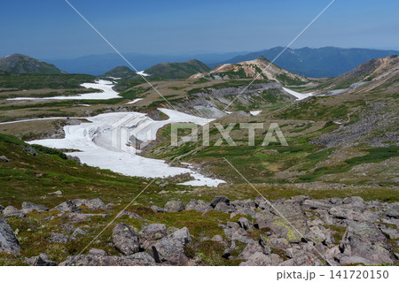 北海道大雪山 赤岳から白雲岳へ続く残雪の縦走路 夏の絶景 141720150