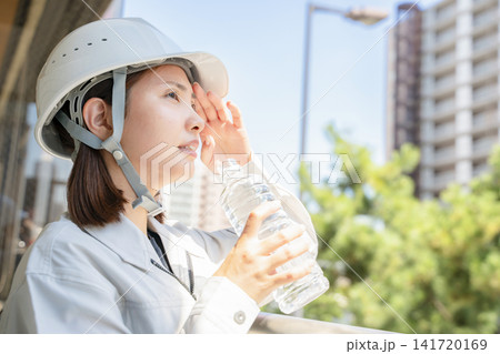 水分補給をする作業員の女性 水分補給をする作業員の女性 141720169