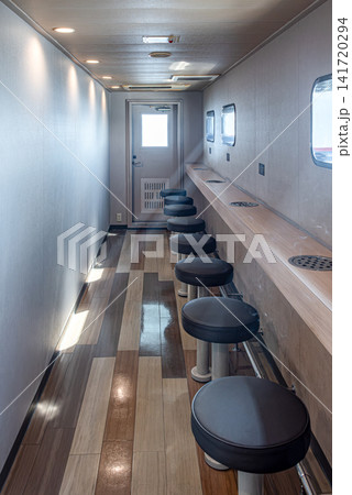 船舶の喫煙専用室（20歳未満立ち入り禁止） 141720294