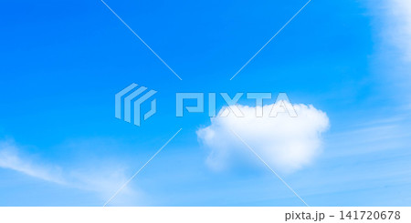 爽やかな青空に浮かぶふわふわした白い雲のある風景 爽やかな青空に浮かぶふわふわした白い雲のある風景 141720678