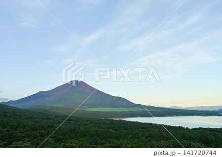 山梨パノラマ台からの山中湖と富士山 山梨パノラマ台からの山中湖と富士山 141720744