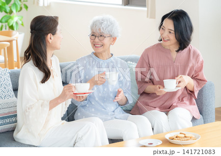 リビングで紅茶を飲むミドルの女性の友達 141721083