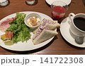 コーヒーとサンドイッチのヘルシーなモーニングプレート　 141722308