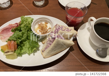 コーヒーとサンドイッチのヘルシーなモーニングプレート コーヒーとサンドイッチのヘルシーなモーニングプレート 141722308