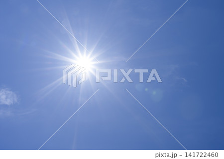 5月の青空に輝く太陽と薄雲の背景素材 5月の青空に輝く太陽と薄雲の背景素材 141722460