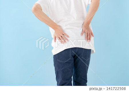 腰痛 男性 手元 腰痛 男性 手元 141722508