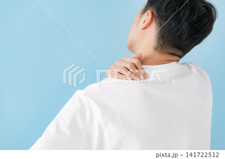 肩こり　男性　後ろ姿 141722512
