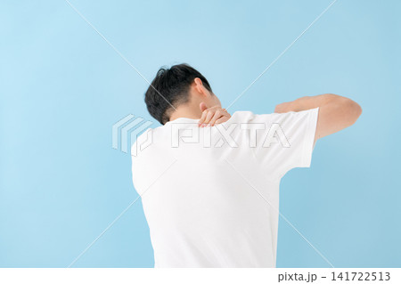 肩こり 男性 後ろ姿 肩こり 男性 後ろ姿 141722513