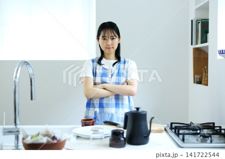 女性のキッチン 料理イメージ 女性のキッチン 料理イメージ 141722544