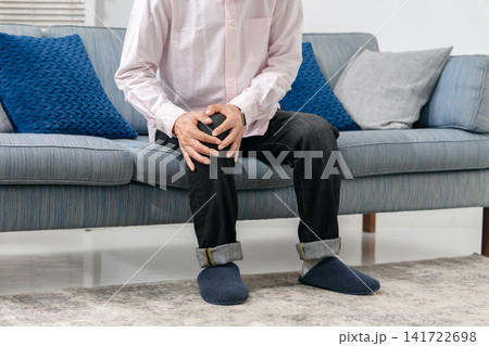シニア　男性　膝関節症　手元 141722698