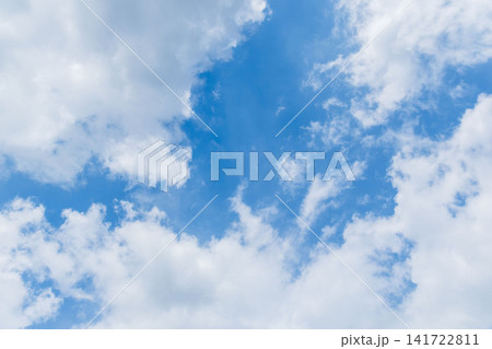 初夏の午後の日差しの青空と雲を見上げる04 141722811