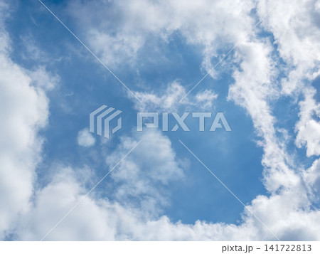 初夏の午後の日差しの青空と雲を見上げる06 初夏の午後の日差しの青空と雲を見上げる06 141722813