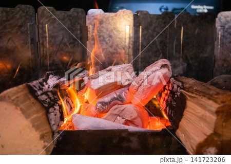 揺らぐ炎と薪の暖かさに癒やされる夜のキャンプ 揺らぐ炎と薪の暖かさに癒やされる夜のキャンプ 141723206