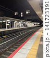 夜の駅のホームと線路 141723391