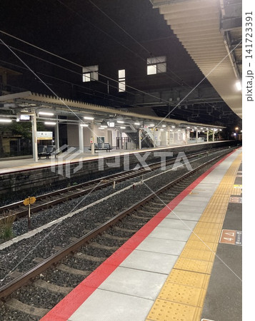 夜の駅のホームと線路 141723391